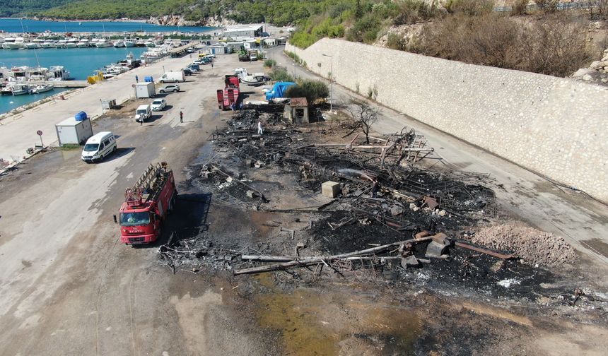 Balıkçı Barınağı'ndaki yangının ardından geriye demir yığınına dönen tekneler kaldı