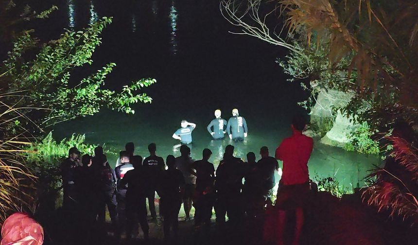 Manavgat Şelalesi'nde adacıkta mahsur kalandılar!