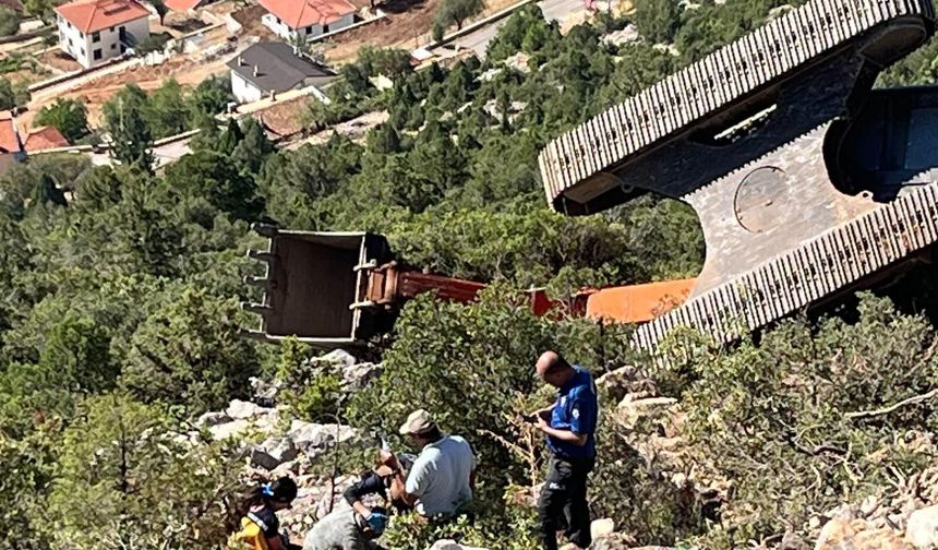 Antalya’da iş makinesi 60 metrelik uçuruma yuvarlandı!