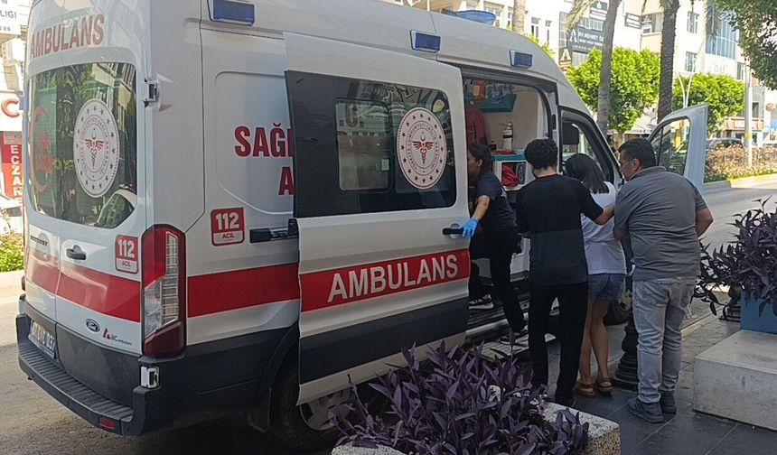 Yayaya yol veren araçların arasından geldi, yayaya çarpıp kaçtı