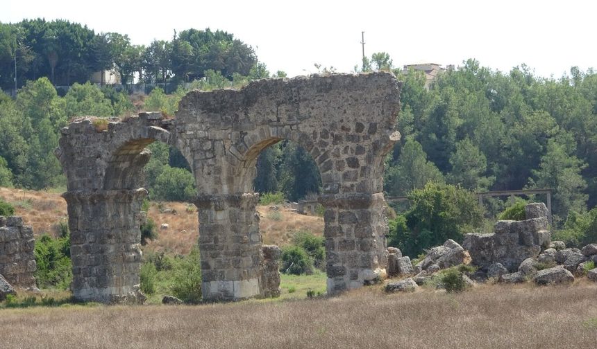 Tarihi su kemerleri zamana meydan okuyamadı