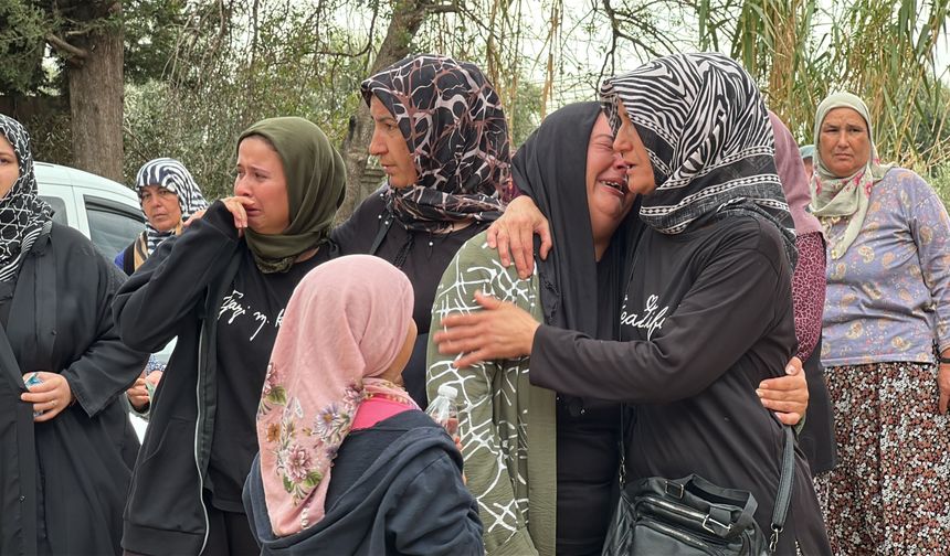 Aile faciasında hayatını kaybedenler Aksu'da yan yana defnedildi, cenazede gözyaşları sel oldu