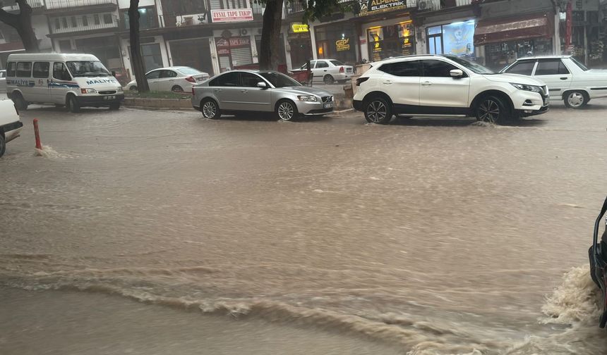 Antalya’da sağanak taşkınlara neden oldu