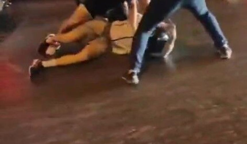Cadde ortasında genç motosikletliyi döverek hastanelik ettiler