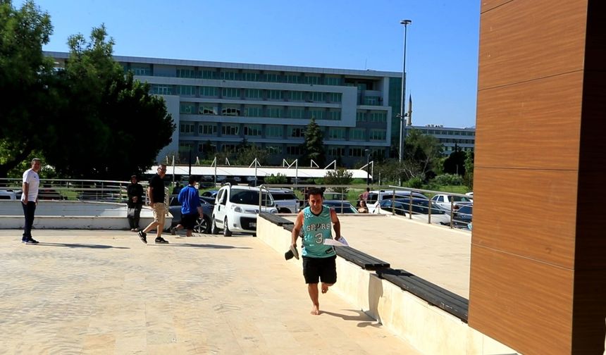Kan ter içinde elide terlikle yalınayak koşarak geldi ama olmadı…