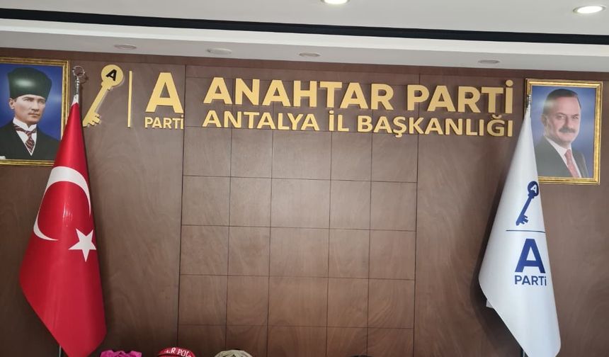 Anahtar Parti Antalya’dan ihtiyaç sahibi öğrencilere kırtasiye desteği