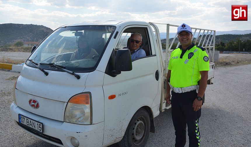 Bulaşık yıkama cezasıyla Türkiye'nin yüzünü güldüren trafik polisi konuştu: "O sıcakta gönlüm el vermedi"