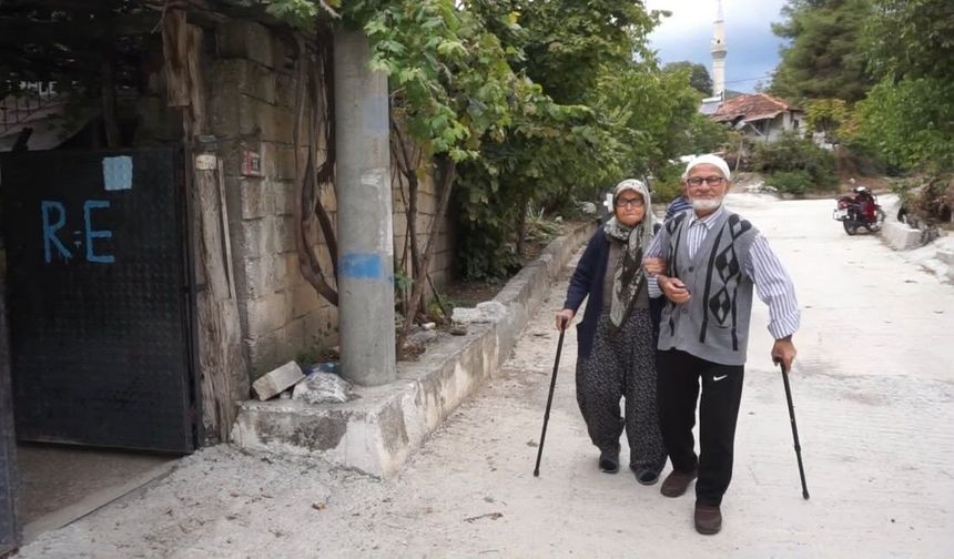 Aşkları Cumhuriyet'in ilk yıllarına dayanıyor: 95 yaşındaki çift, 72 yıllık evliliğiyle yıllara meydana okuyor
