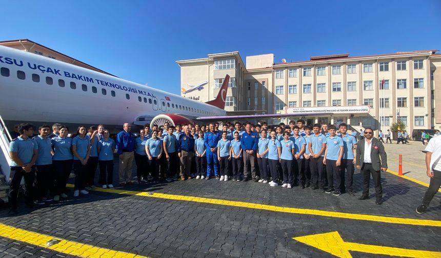 Dört astronot Aksu'daki Uçak Okulunda öğrencilerle bir araya geldi