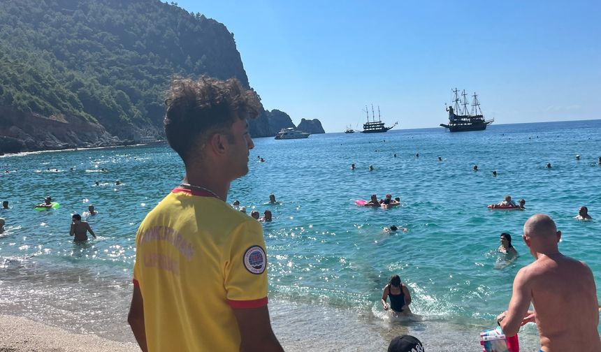 Antalya plajlarında ekim ayında yazdan kalma günler