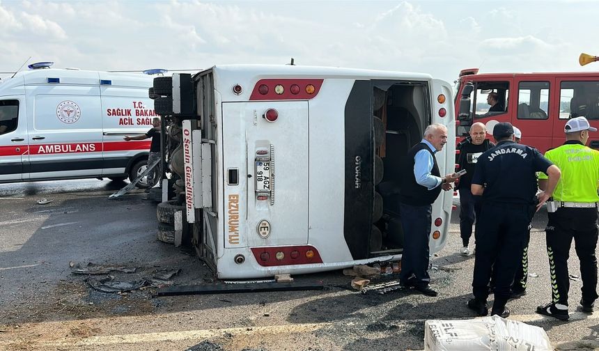 Antalya Aksu-Isparta yolunda midibüs devrildi, yaralılar var