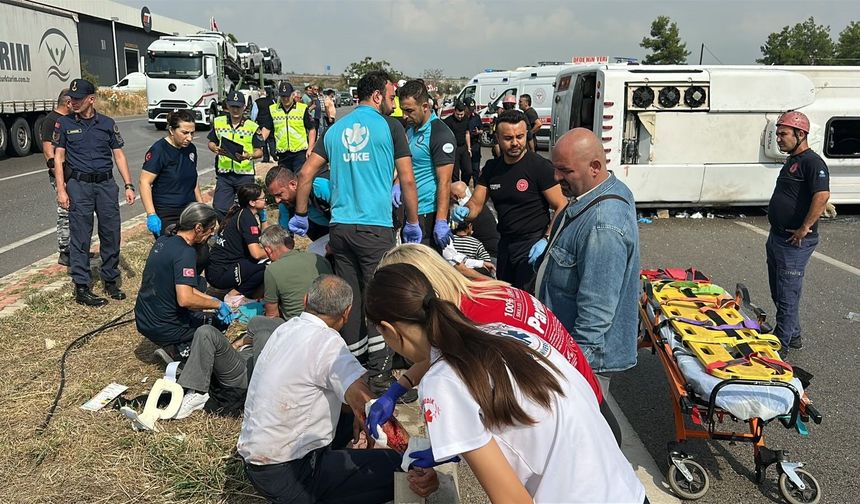 Antalya Aksu -Isparta Karayolunda yolcu midibüsü devrildi: 1'i ağır 17 yaralı