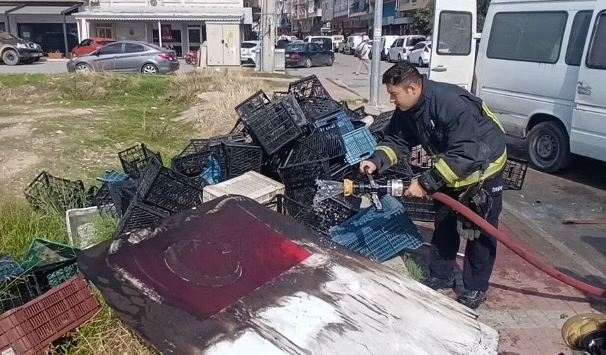 Yanan aracı söndüren itfaiyenin suyu, Türk bayrağı için aktı