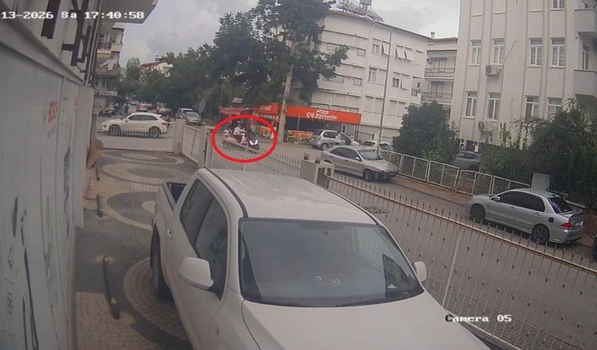 Kazadan 3 saniye önce bebek arabasıyla bölgeden geçen yaya kıl payı kurtuldu