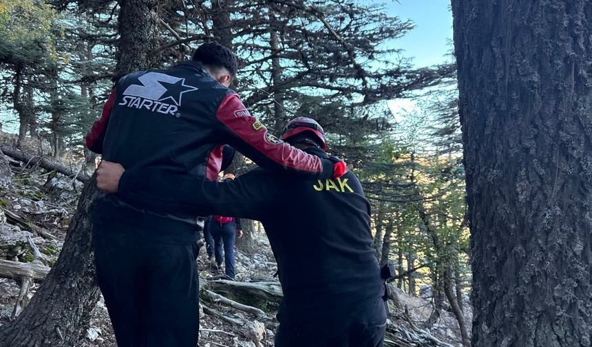 Bin 835 rakımlı zirvede mahsur kalan birisi yaralı 2 kişi 14 saatlik operasyonla kurtarıldı