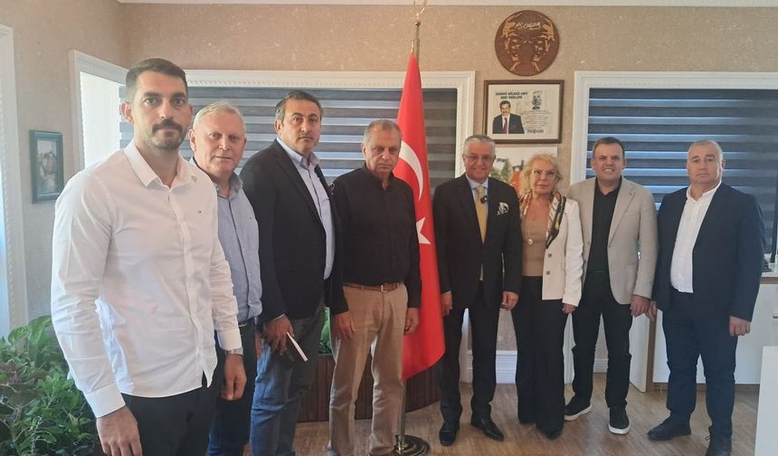 Kemer Belediye Başkanı ve 8 meclis üyesi CHP'den istifa etti