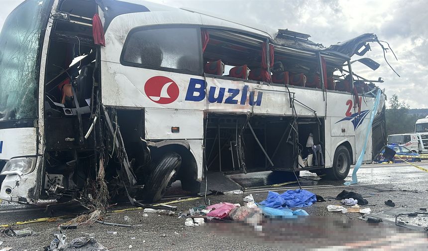 Burdur'da yolcu otobüsü devrildi: 1 ölü, 8 yaralı