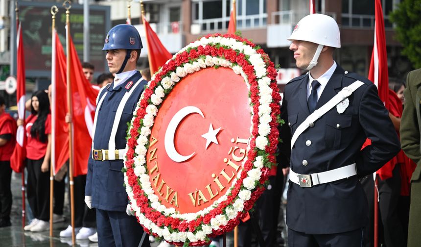 Antalya'da Cumhuriyet Bayramı kutlamaları çelenk töreniyle başladı