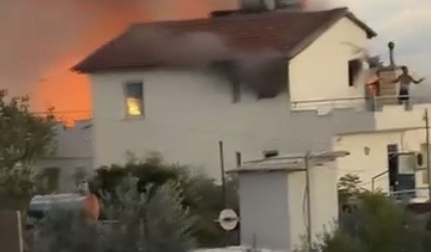 Antalya'da iki katlı evin çatısı alevlere teslim oldu