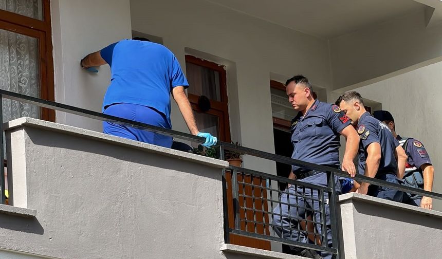 Kız kardeşini balkondan attı, ardından intihar etti