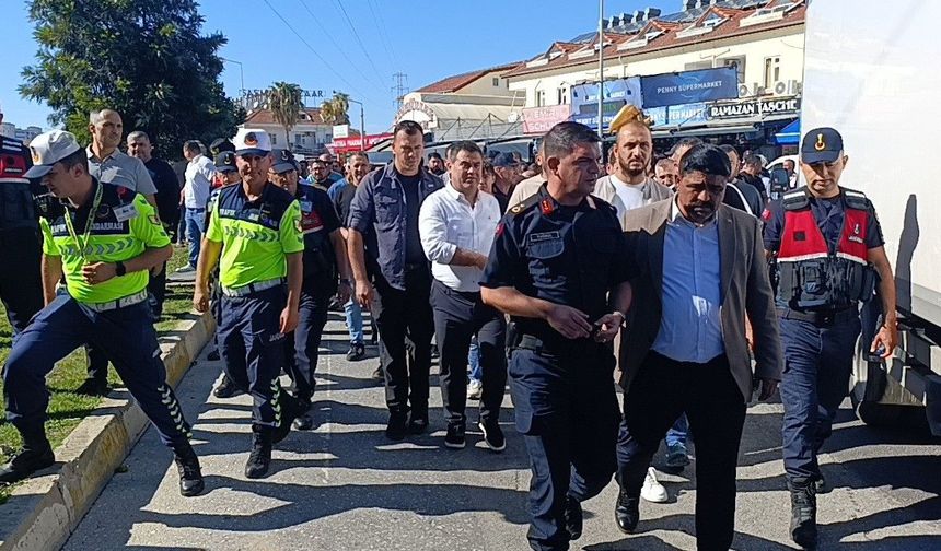 Esnaf marka avukatlarını protesto için yol kapattı