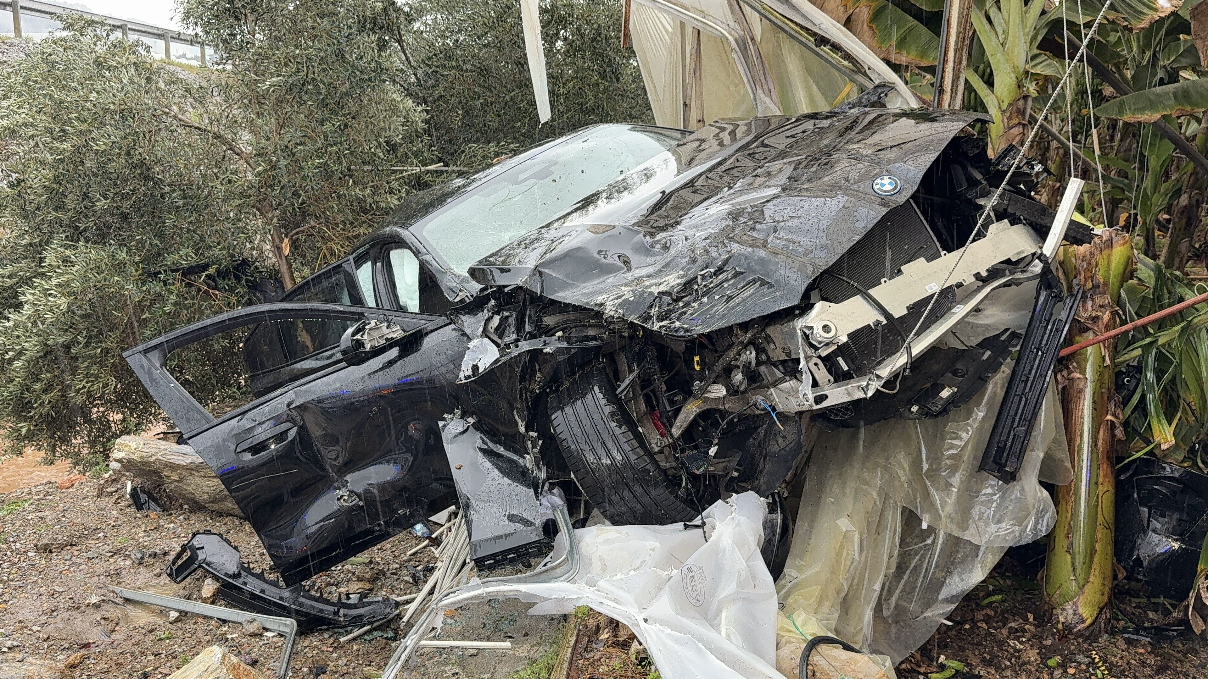 Lüks otomobil seraya daldı!