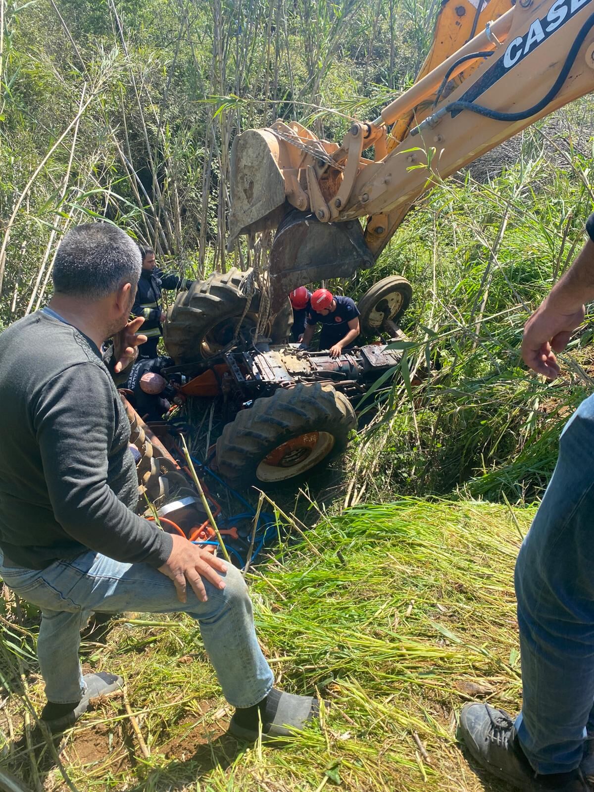 Aksu’da traktör dereye devrildi sürücü altında kalarak hayatını kaybetti!