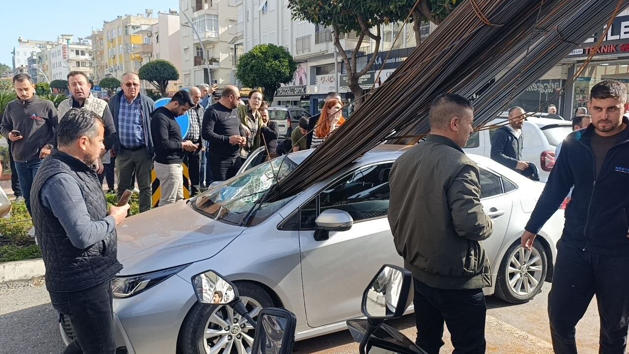 Kamyondaki demirler otomobile ok gibi saplandı!