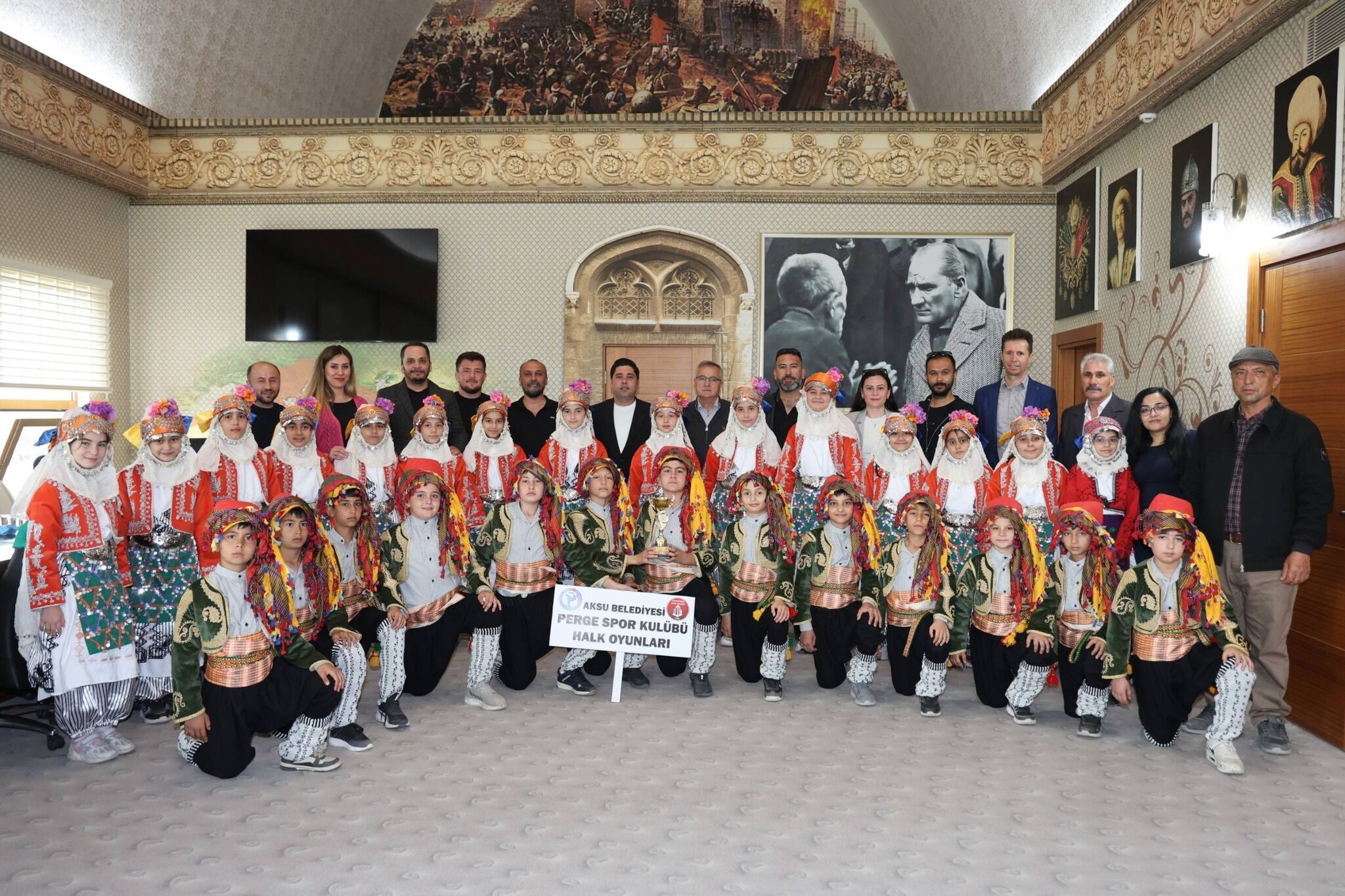 Aksu’da minik folklorcular başarılarını Başkan Vekiliyle paylaştı