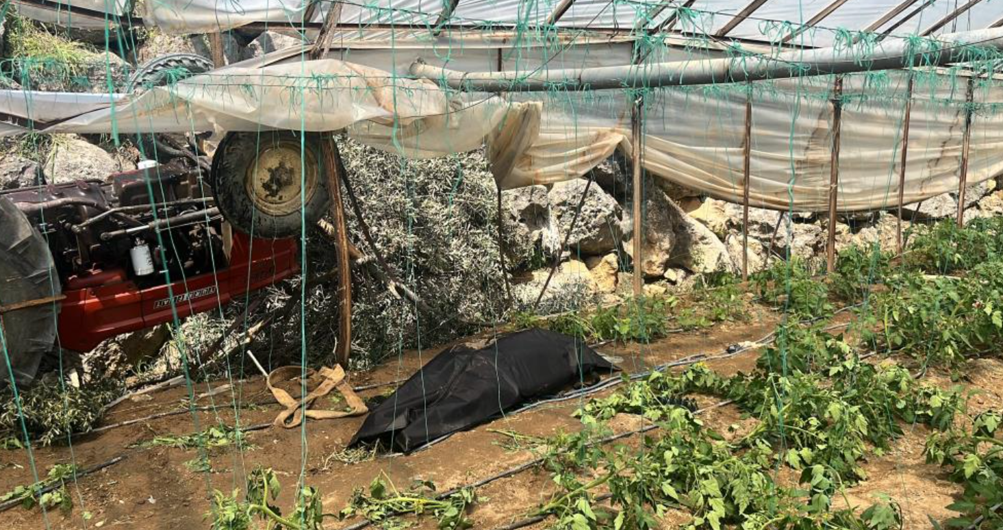 Yoldan çıkan traktör seraya devrildi, can kaybı yaşandı!