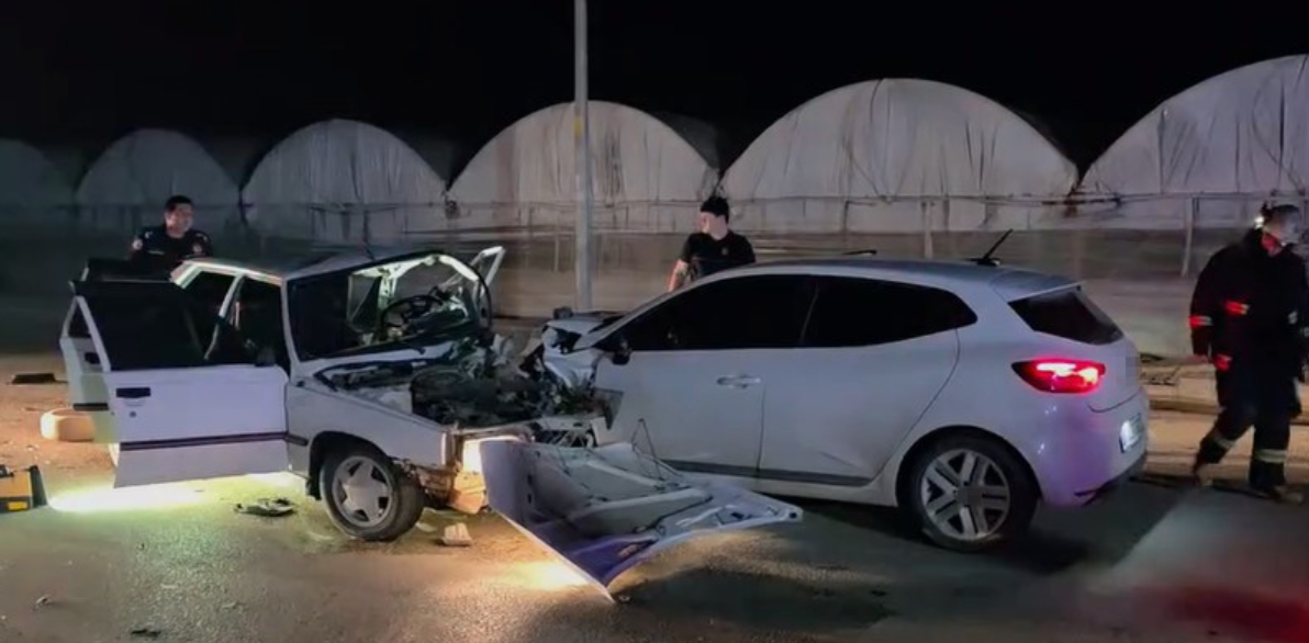 Antalya’da iki otomobil kafa kafaya çarpıştı: Feci kaza kamerada!