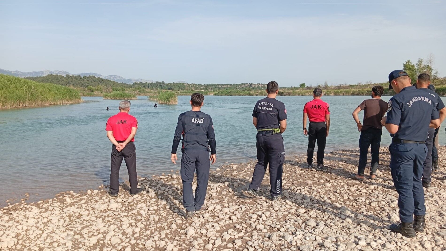Aksu Çayı'na serinlemek için giren 3 gençten biri akıntıya kapılarak kayboldu