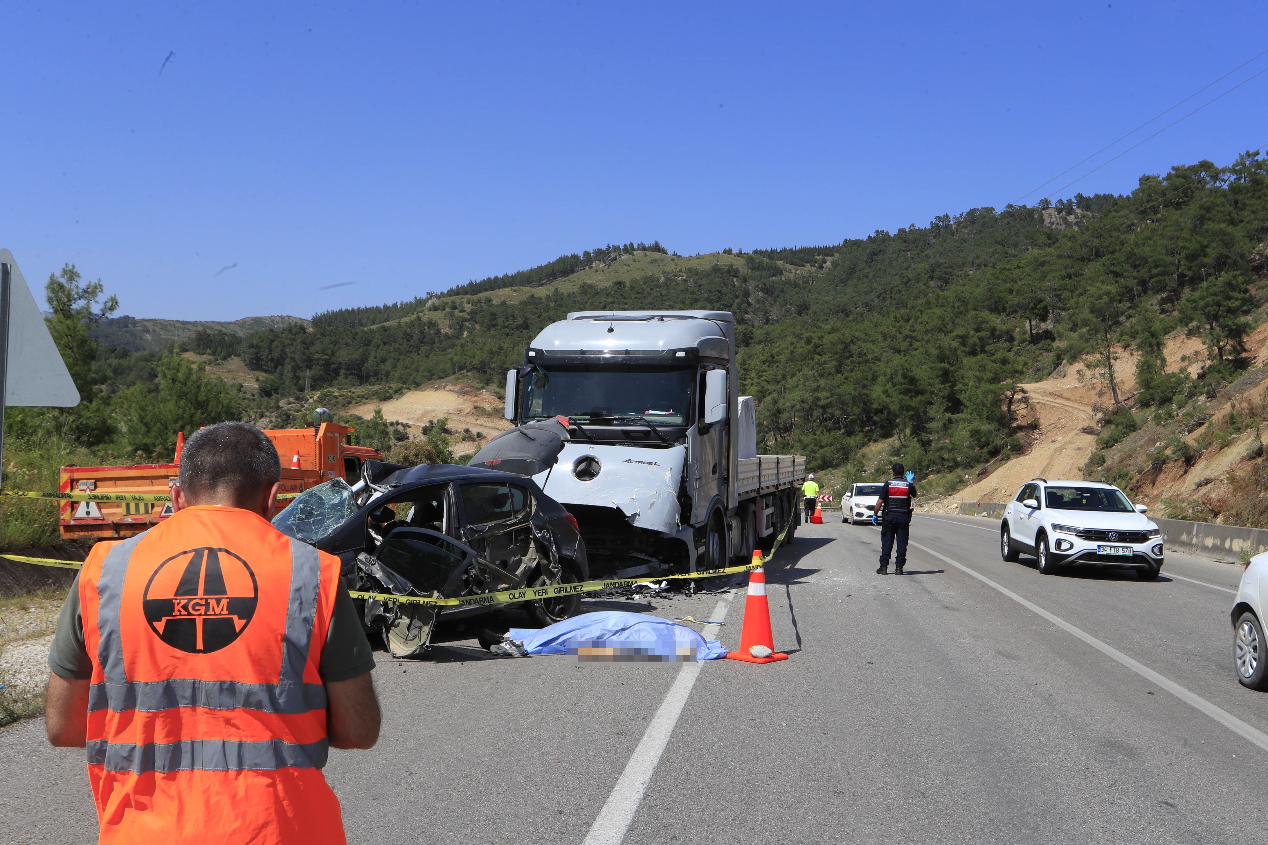 Mermer yüklü tırla kafa kafaya çarpışan otomobildeki çiftten acı son