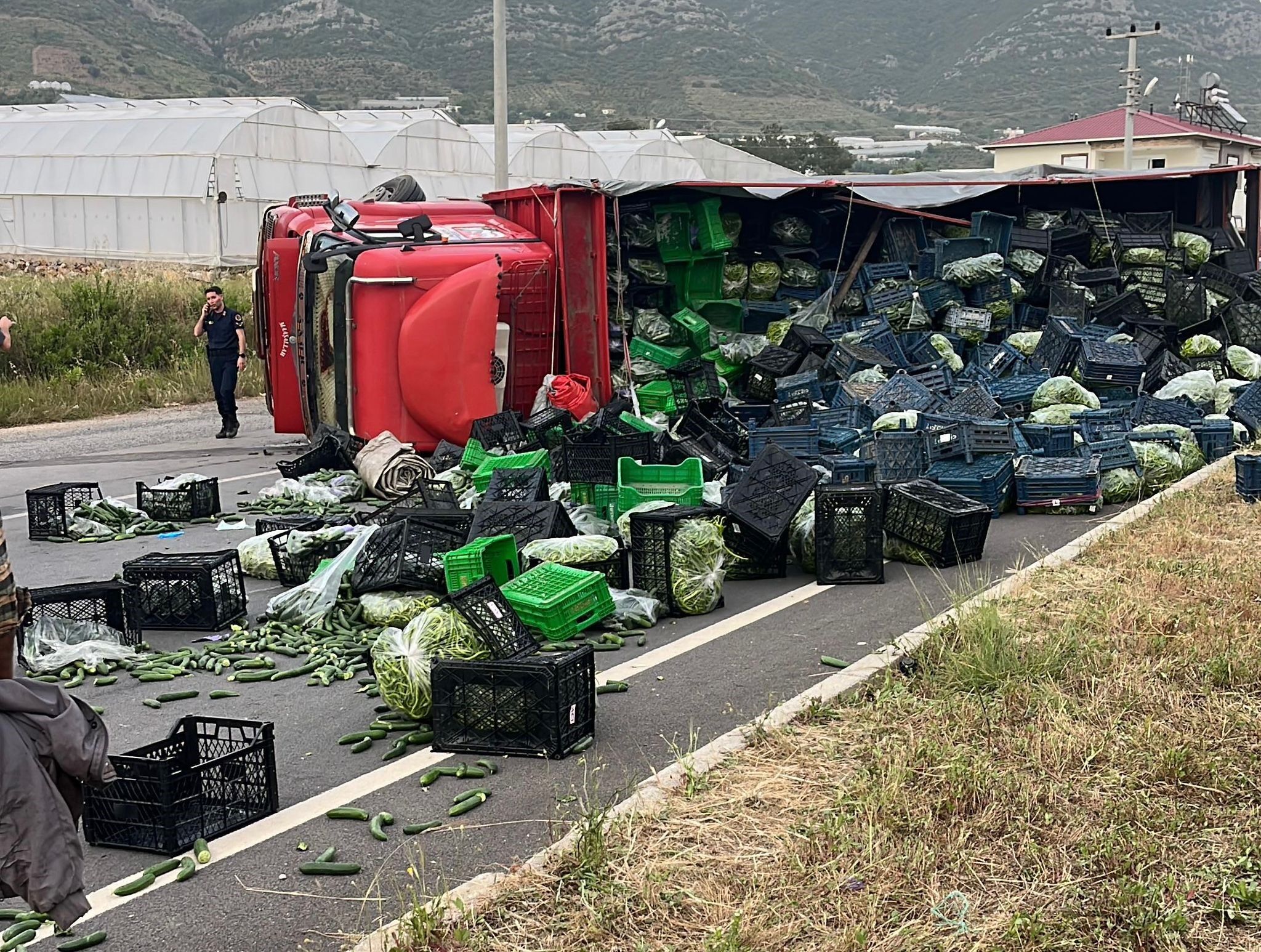 Antalya'da sebze yüklü kamyon ile motosiklet çarpıştı!