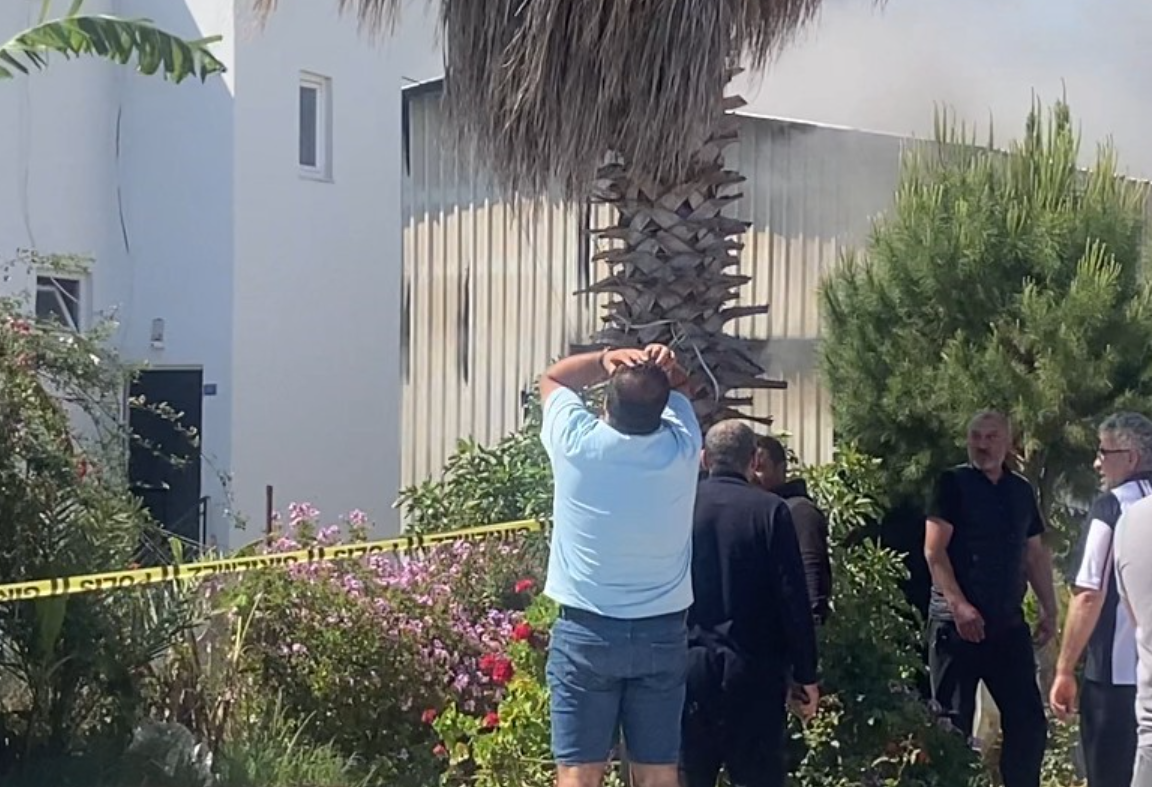 Aksu'da çıkan yangında deposunun yanışını gözyaşlarıyla izledi