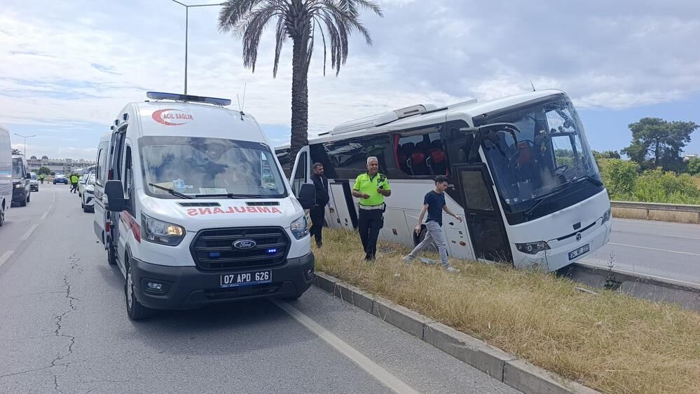 Şehirlerarası yolcu otobüsü Çevreyolu'nda refüje çıktı!