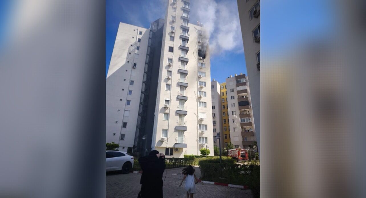 Aksu’da korkutan yangın: Oyun oynarken yakılan mum daireyi küle çevirdi!