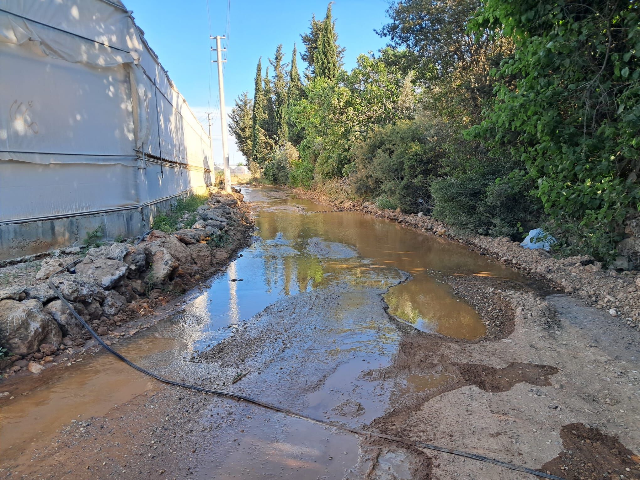 Aksu Fettahlı’da ASAT çalışma sonrası 2 kilometrelik yol çilesi: “Mahsuller toza teslim oldu”
