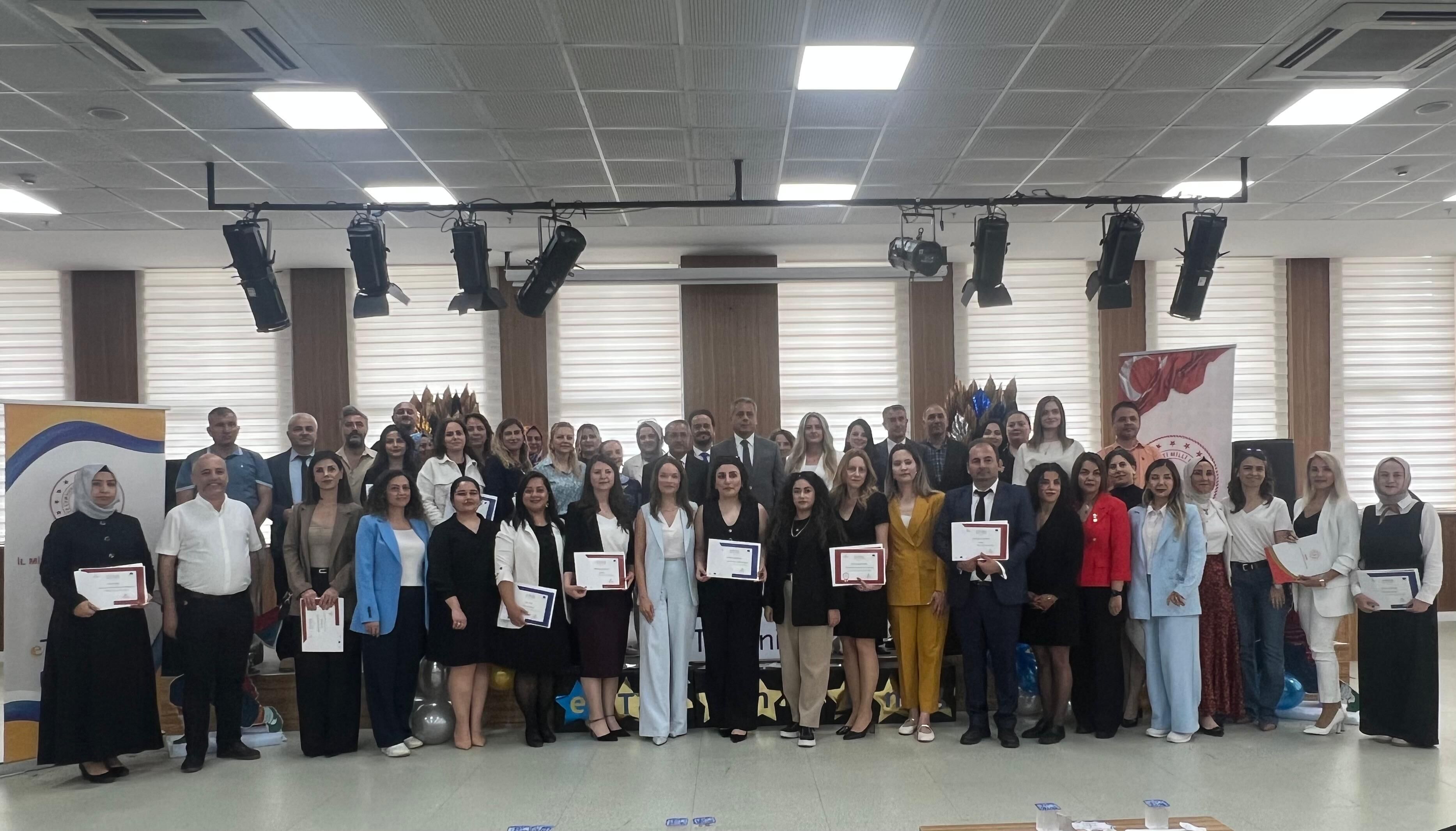 Aksu’da eTwinning Gururu: Başarılı Öğretmenlere Kalite Etiketi Belgeleri Takdim Edildi