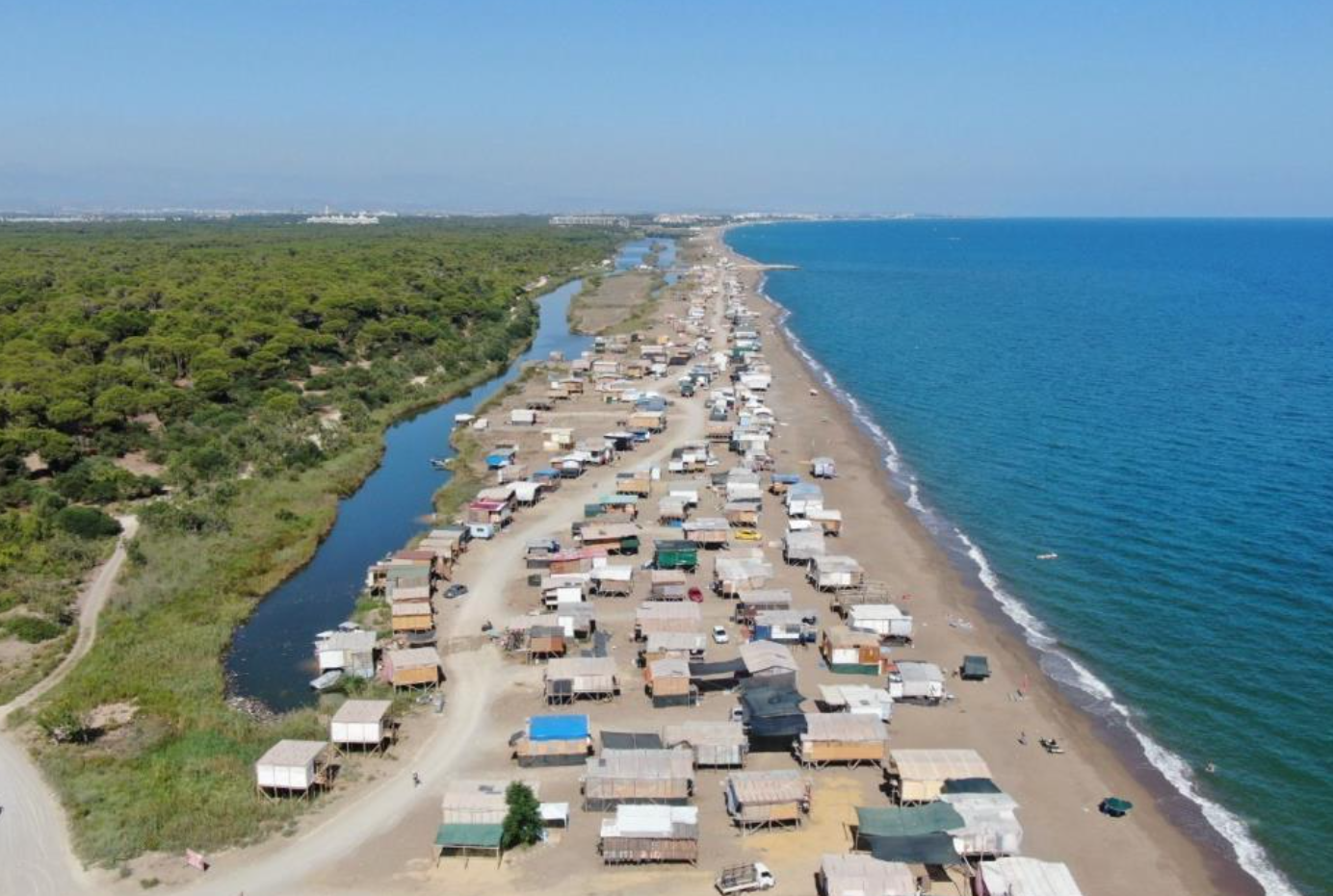 Aksu'da denize sıfır 5 yıldızlı çardakların yerini halk plajları alıyor!