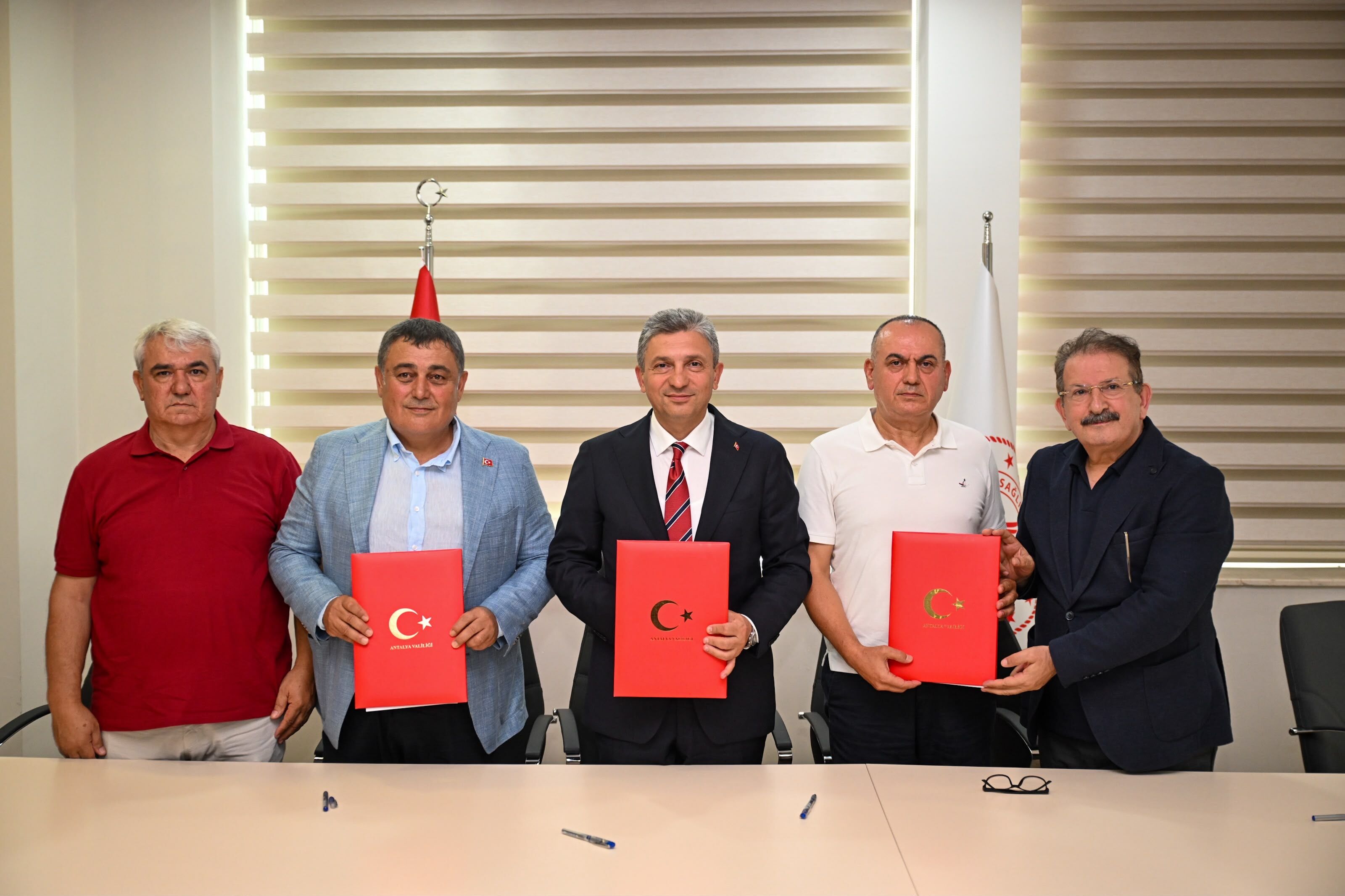 Aksu’ya Dokuz Hekimli Aile Sağlığı Merkezi için imzalar atıldı