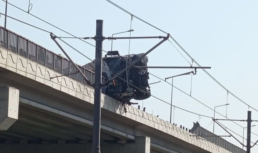 Aksu'da devrilen tır ulaşımı felç etti!