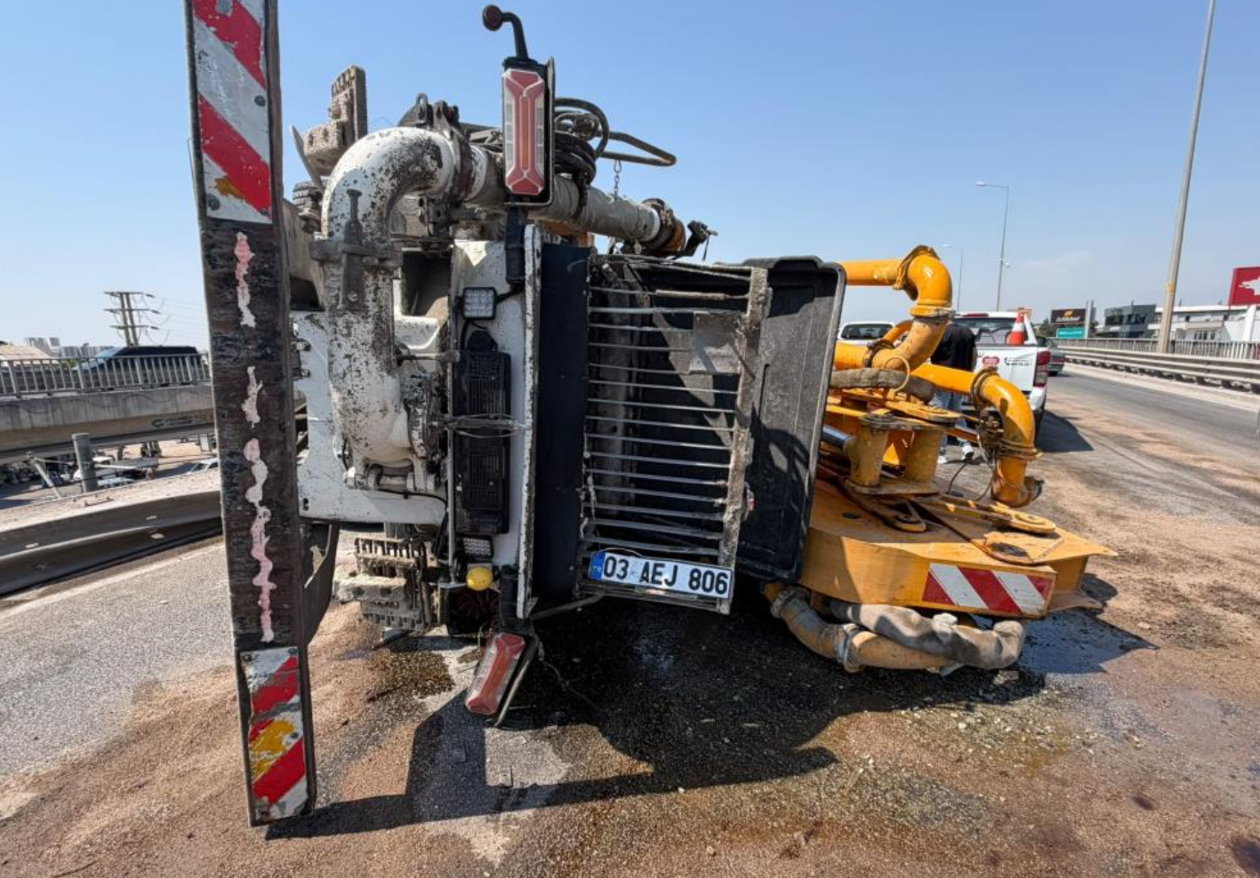 Aksu'da feci kaza: Beton pompası taşıyan kamyon Pınarlı Üst Geçidi'nde asılı kaldı!