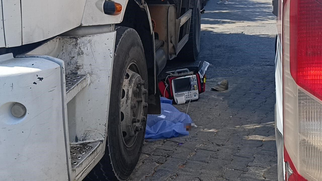 Görev yaptığı çöp kamyonunun altında kaldı!