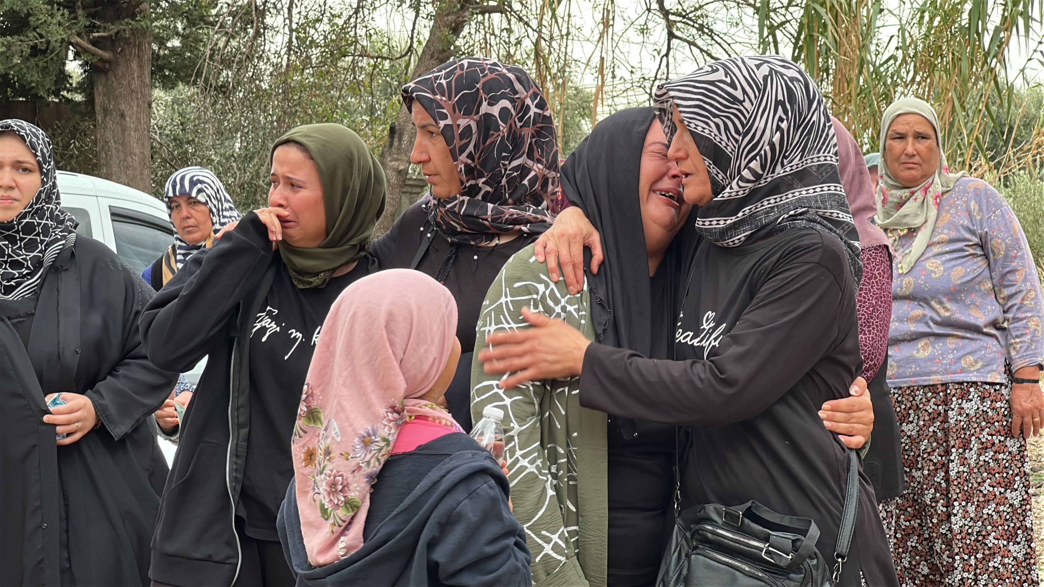 Aile faciasında hayatını kaybedenler Aksu'da yan yana defnedildi, cenazede gözyaşları sel oldu