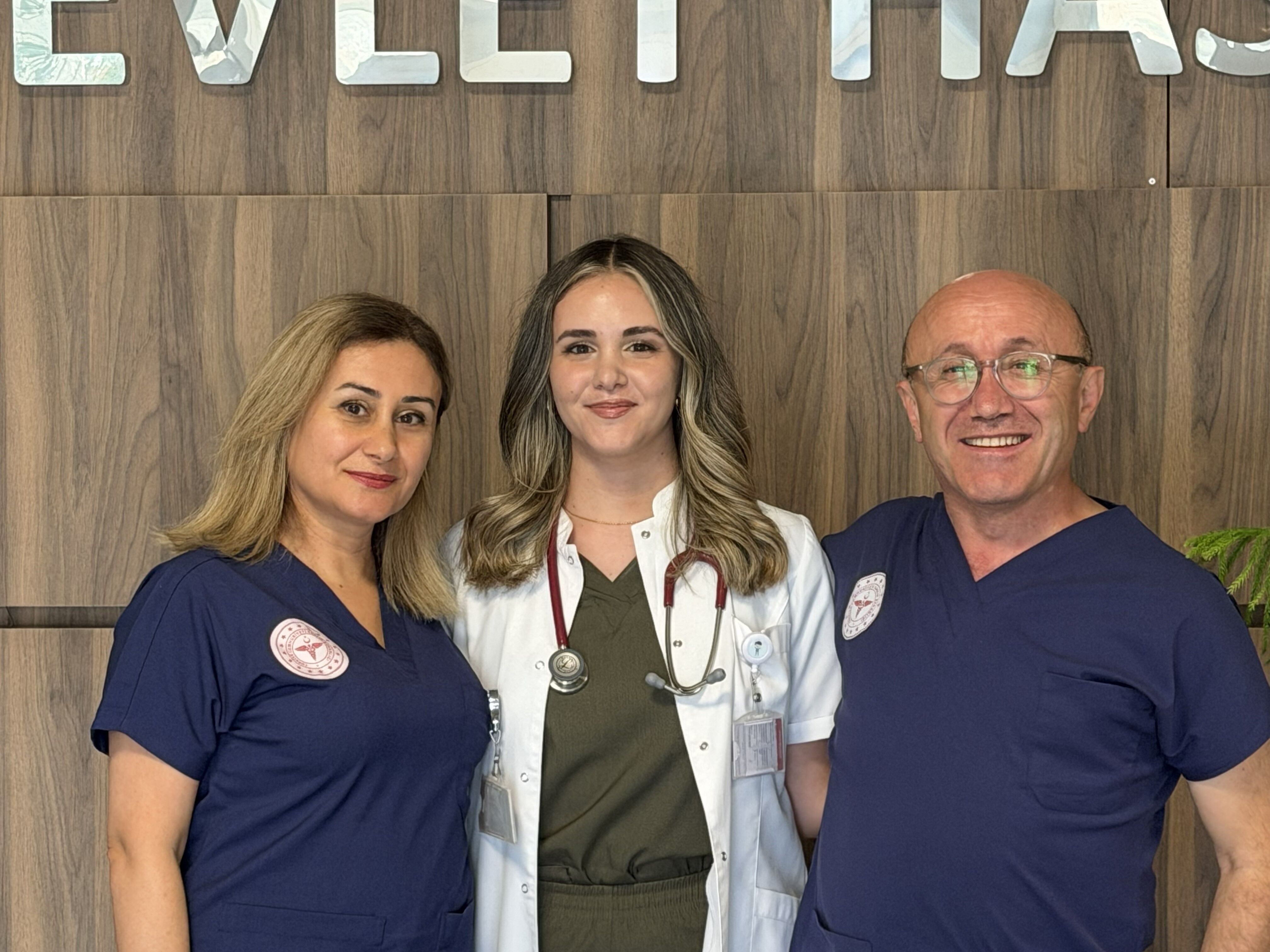 Anne ve babasının görev yaptığı hastanede doktor oldu: "Evde prensesimiz, hastanede doktor hanım"