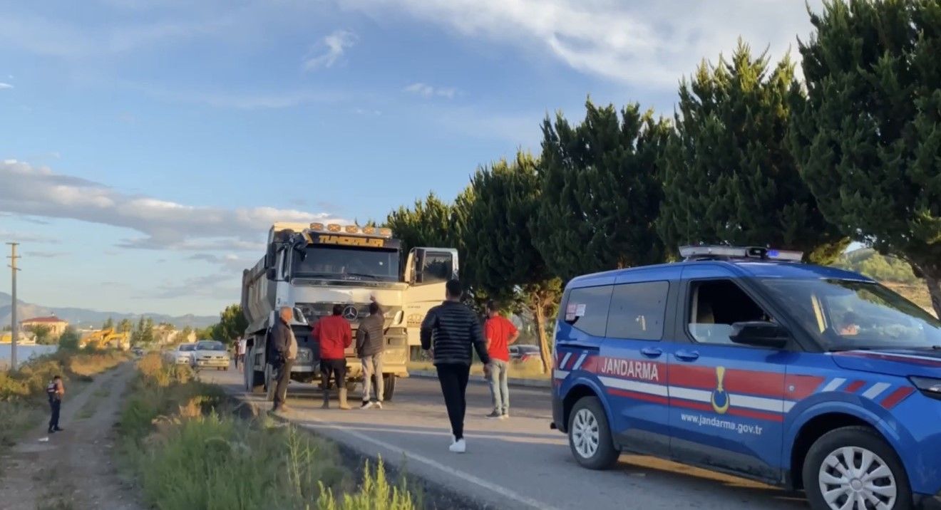 Antalya'da seyir halindeki kamyon kurşunlandı: 1 yaralı