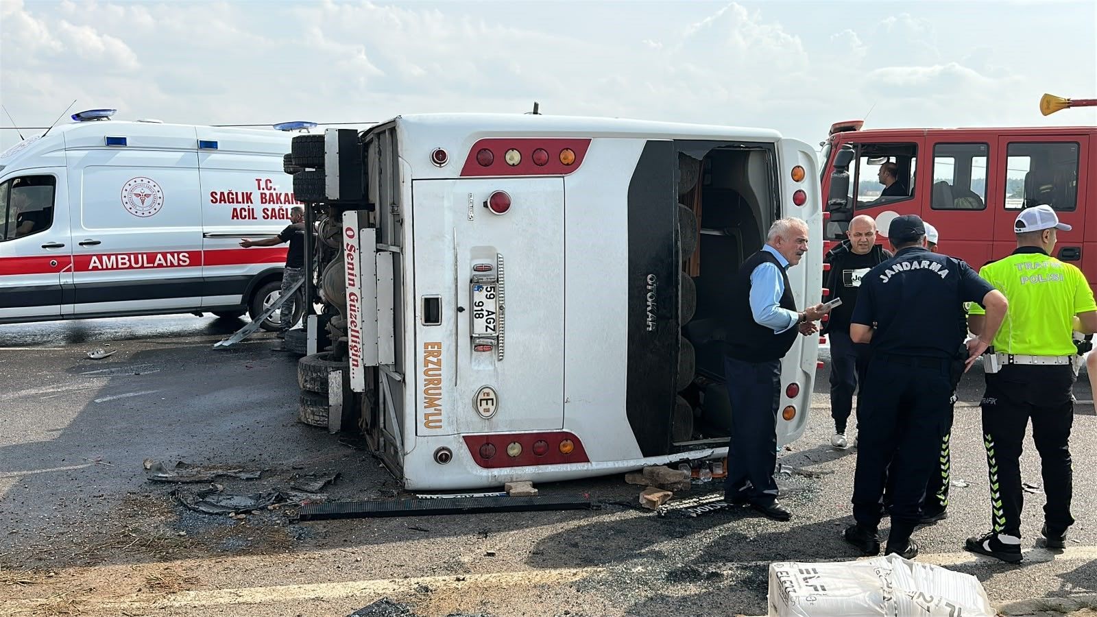 Antalya Aksu-Isparta yolunda midibüs devrildi, yaralılar var
