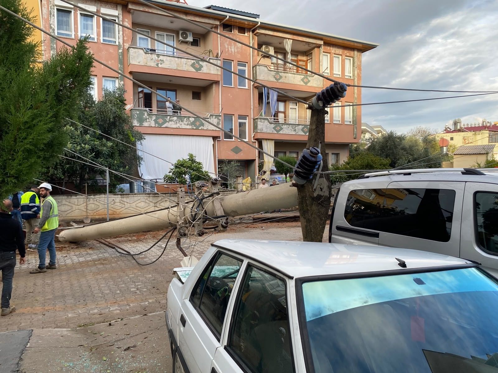 Devrilen elektrik direği otomobile çivi gibi saplandı