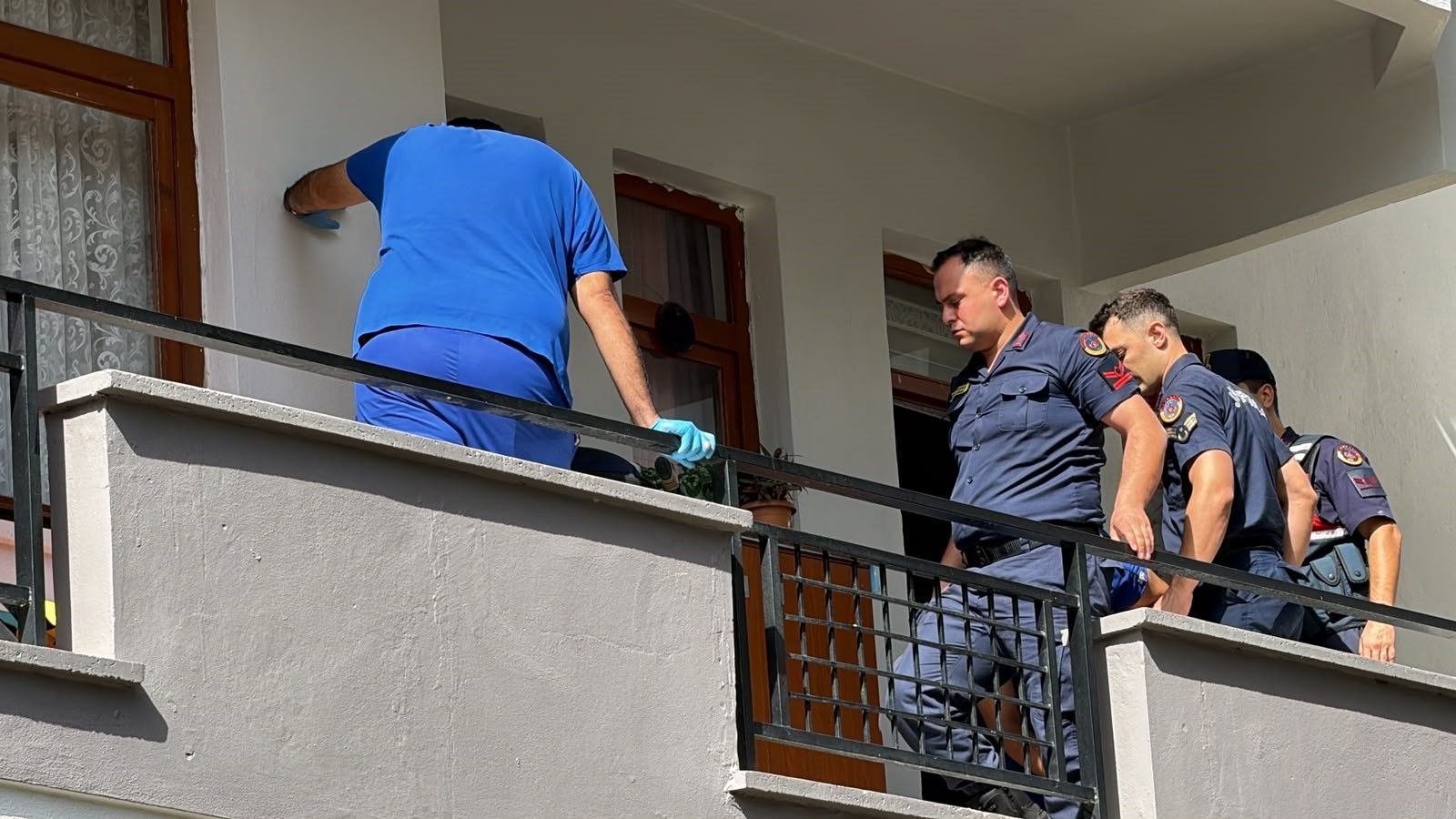Kız kardeşini balkondan attı, ardından intihar etti